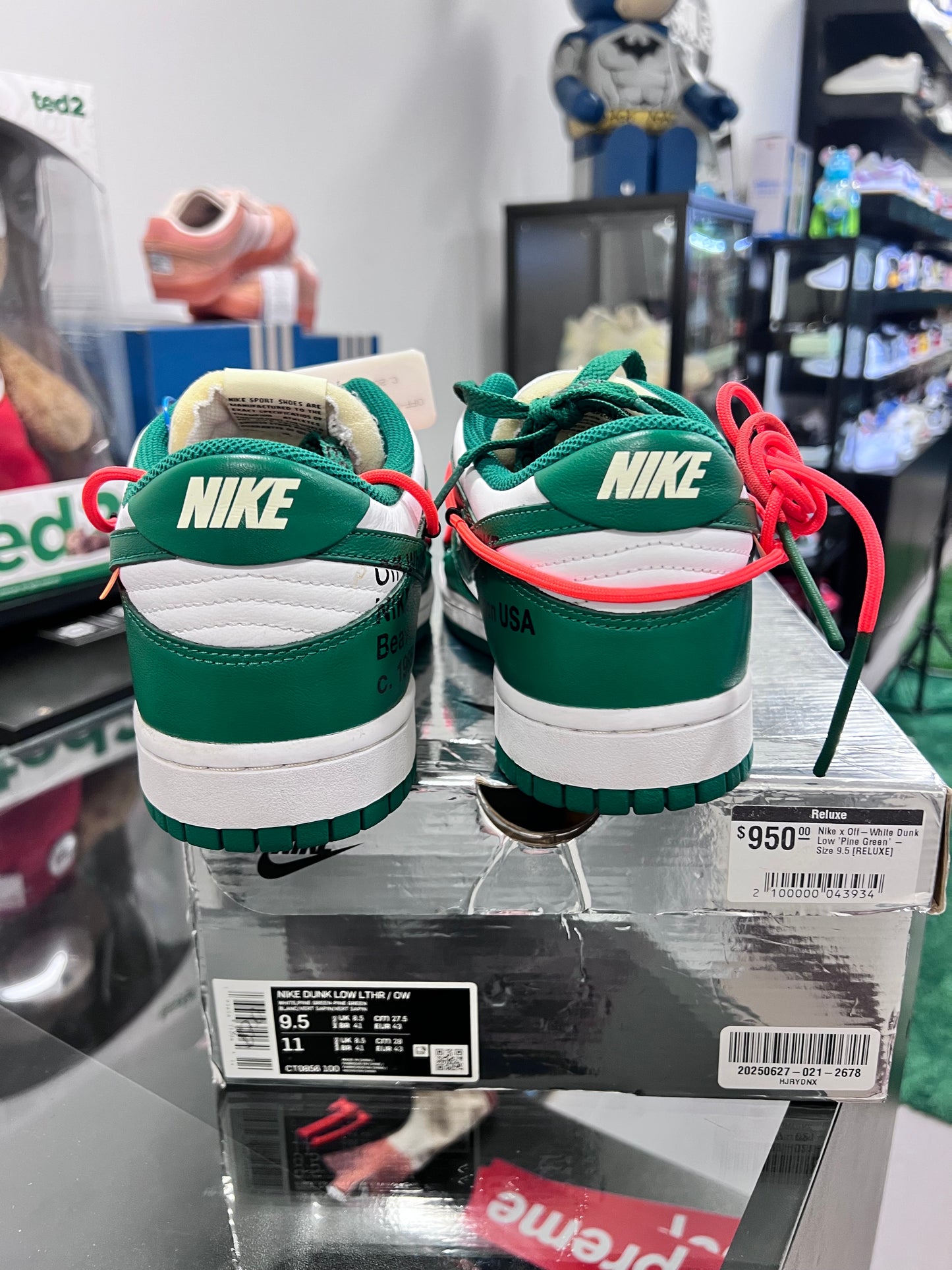 Nike Dunk Low
Off-White Pine Green