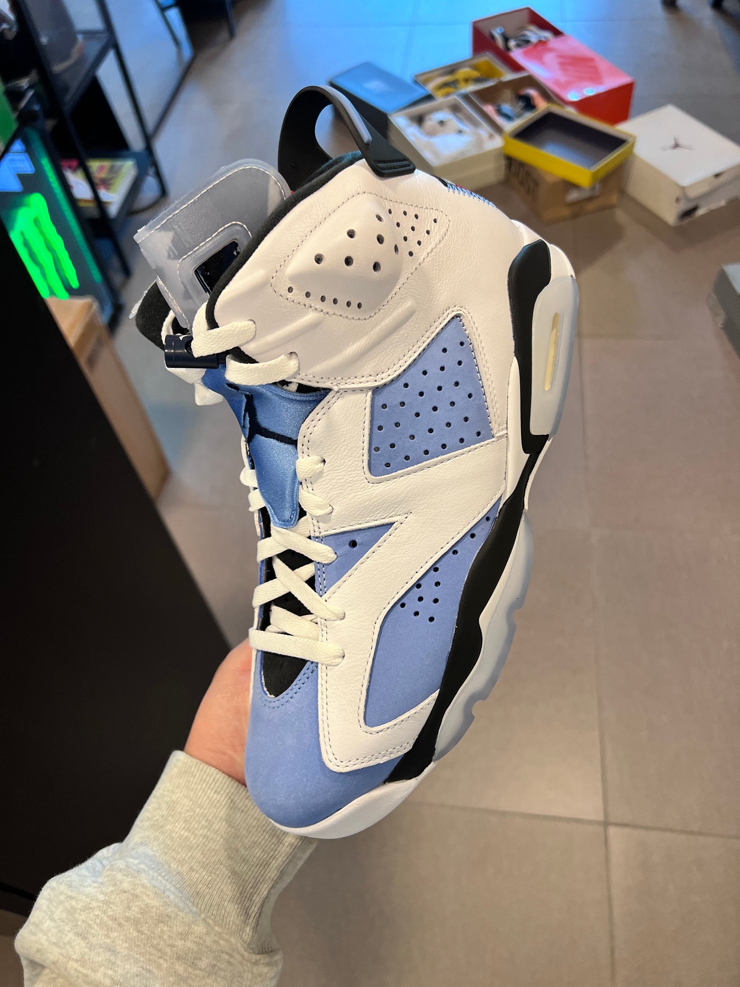 Jordan 6 Retro
UNC White