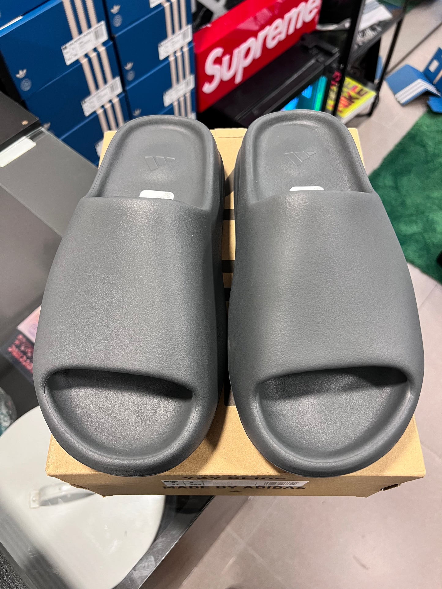 adidas Yeezy Slide
Slate Grey