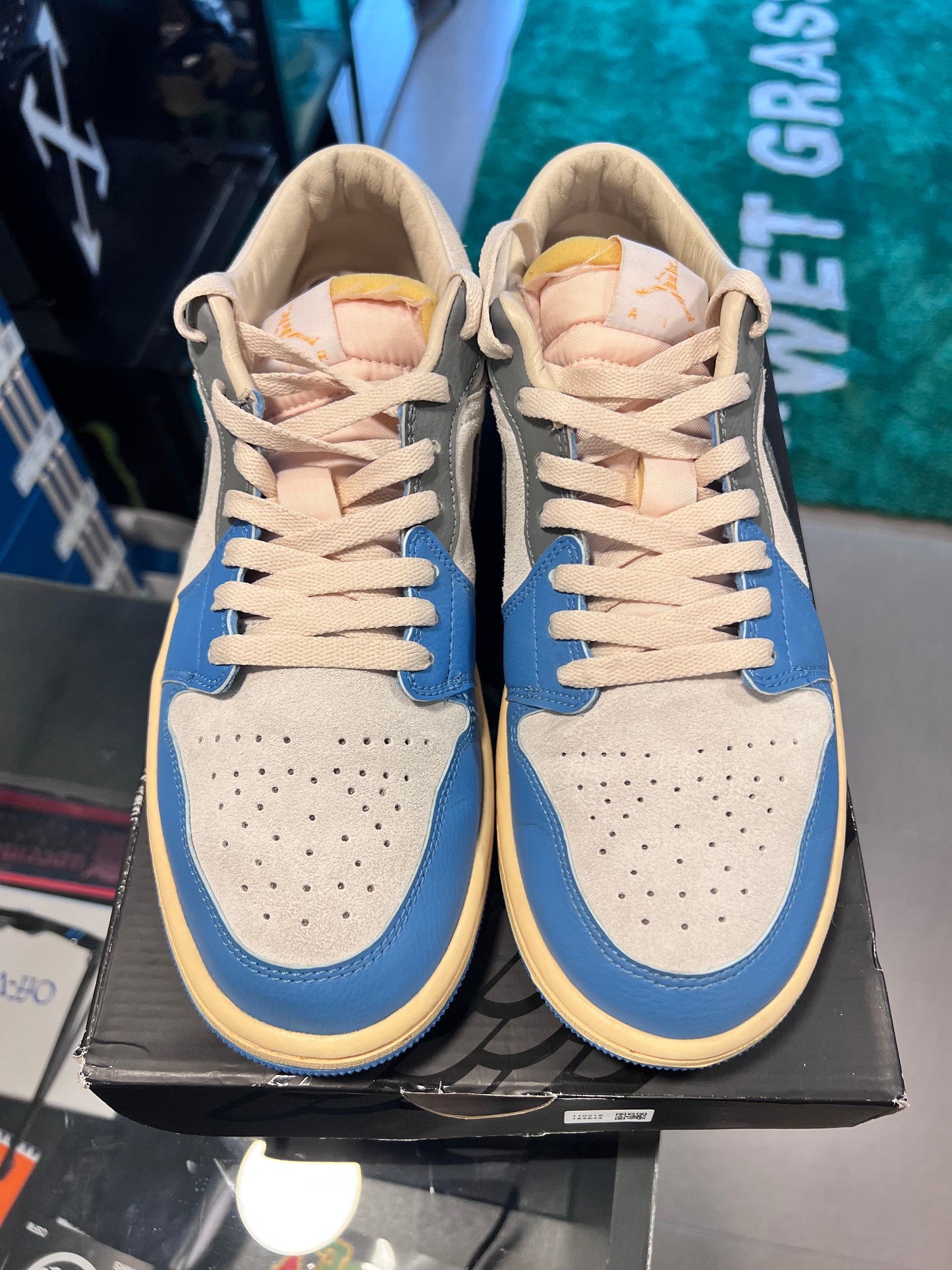 Jordan 1 Low
Vintage UNC Grey