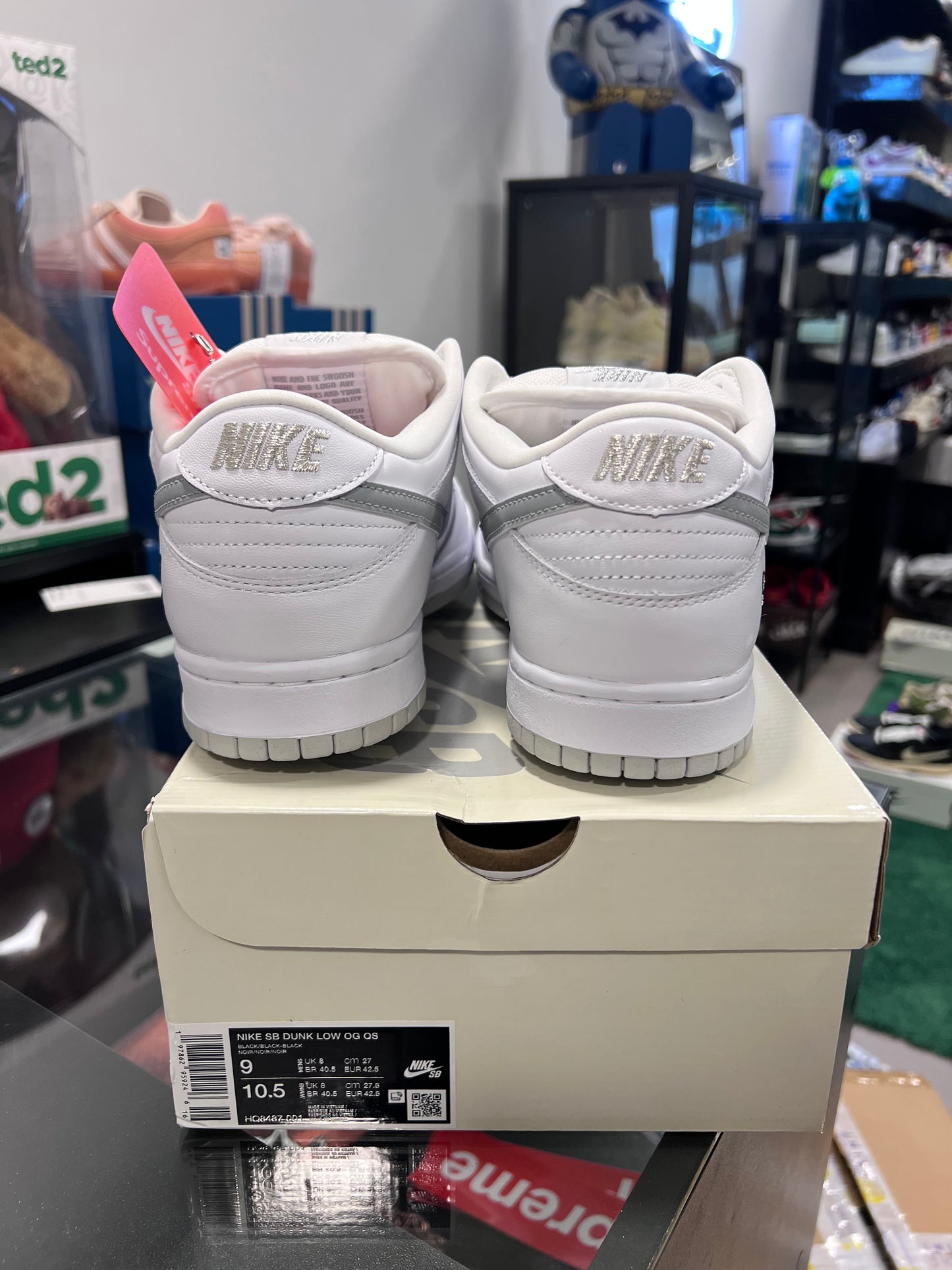 Nike SB Dunk Low
Supreme 94 White Metallic Silver