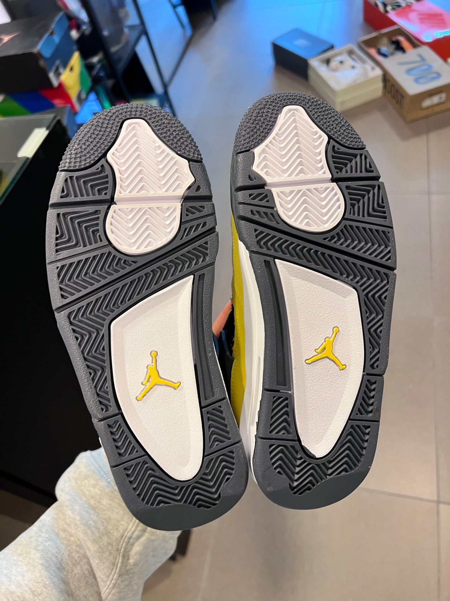Jordan 4 Retro
Lightning (2021) (GS)