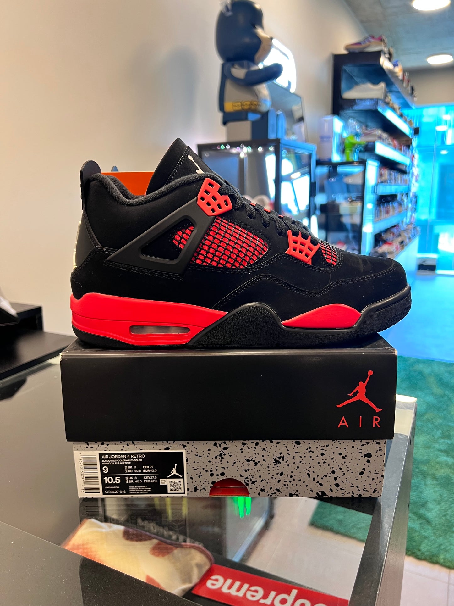 Jordan 4 Retro
Red Thunder
