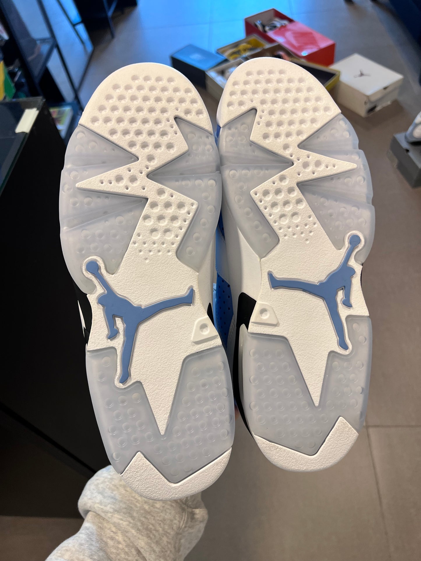 Jordan 6 Retro
UNC White