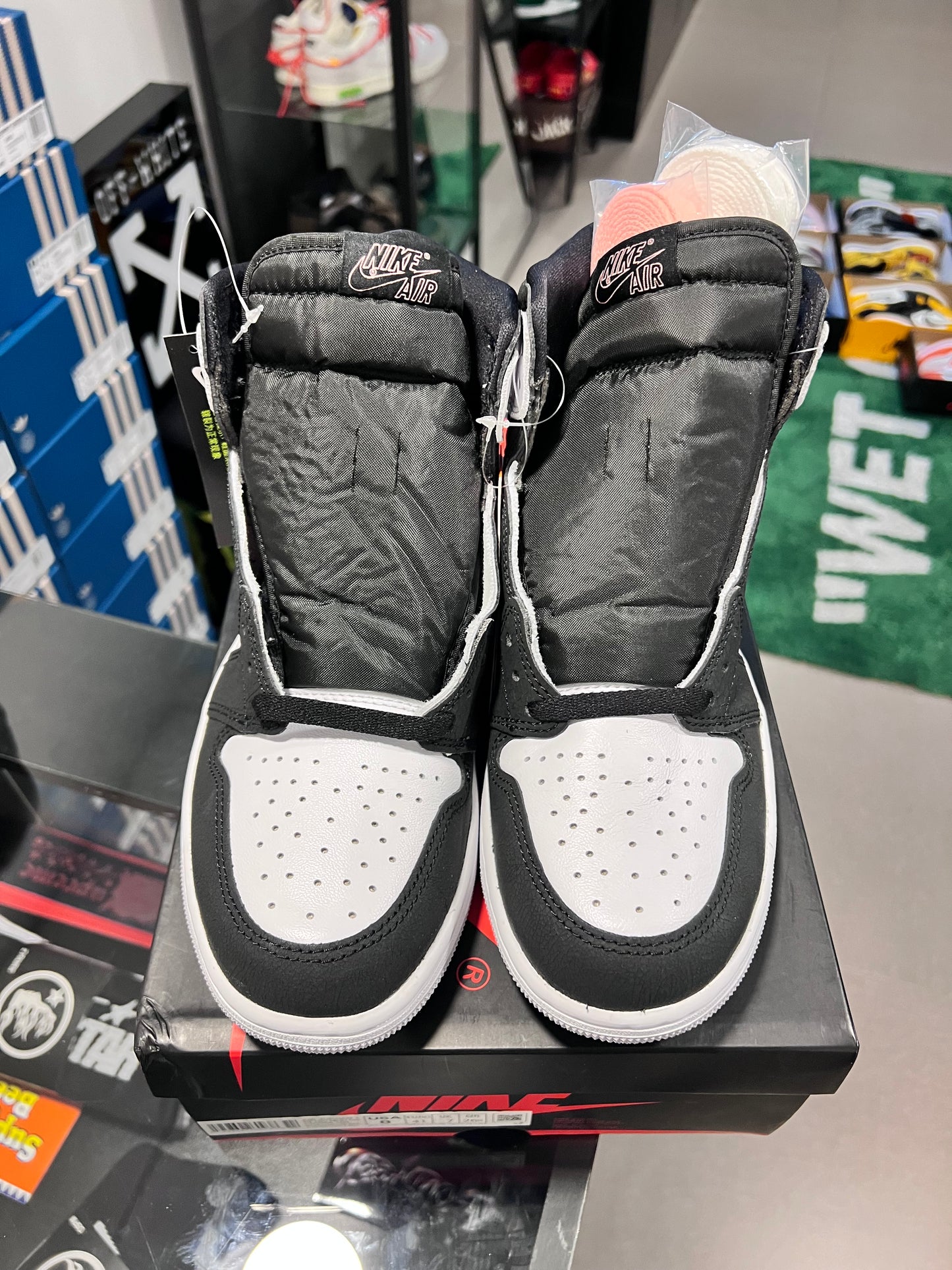Jordan 1 Retro High OG
Bleached Coral