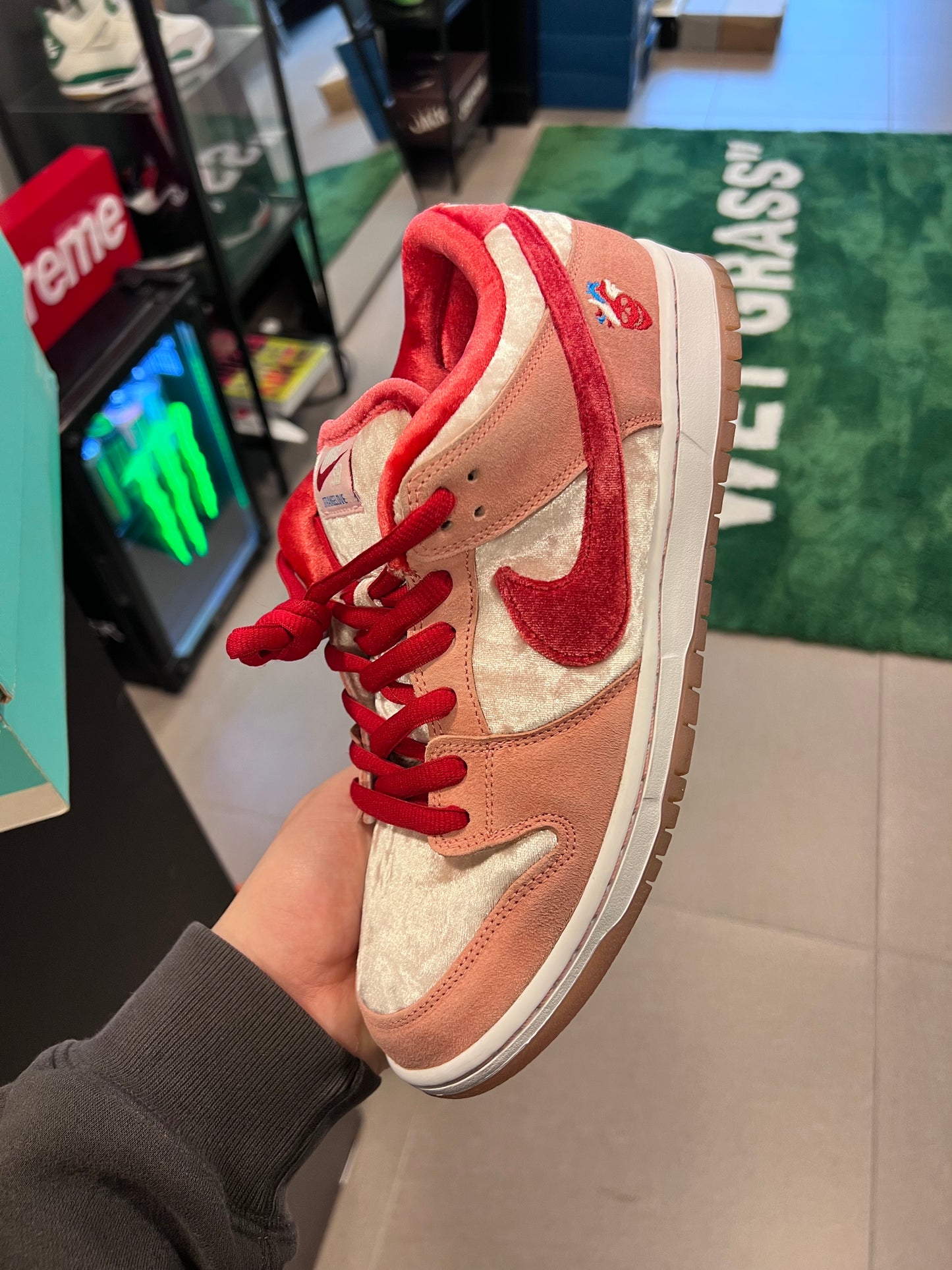 Nike SB Dunk Low
StrangeLove Skateboards