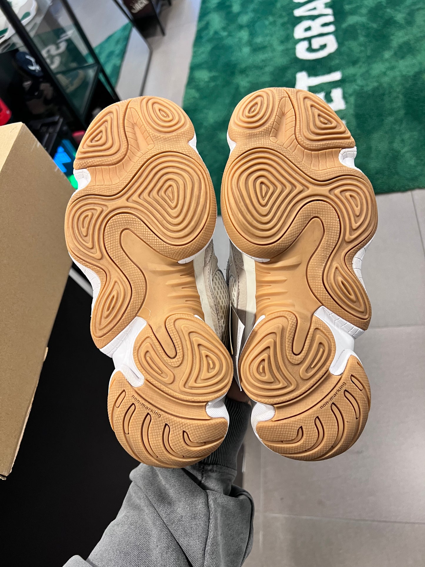 adidas Yeezy 500
Stone Taupe