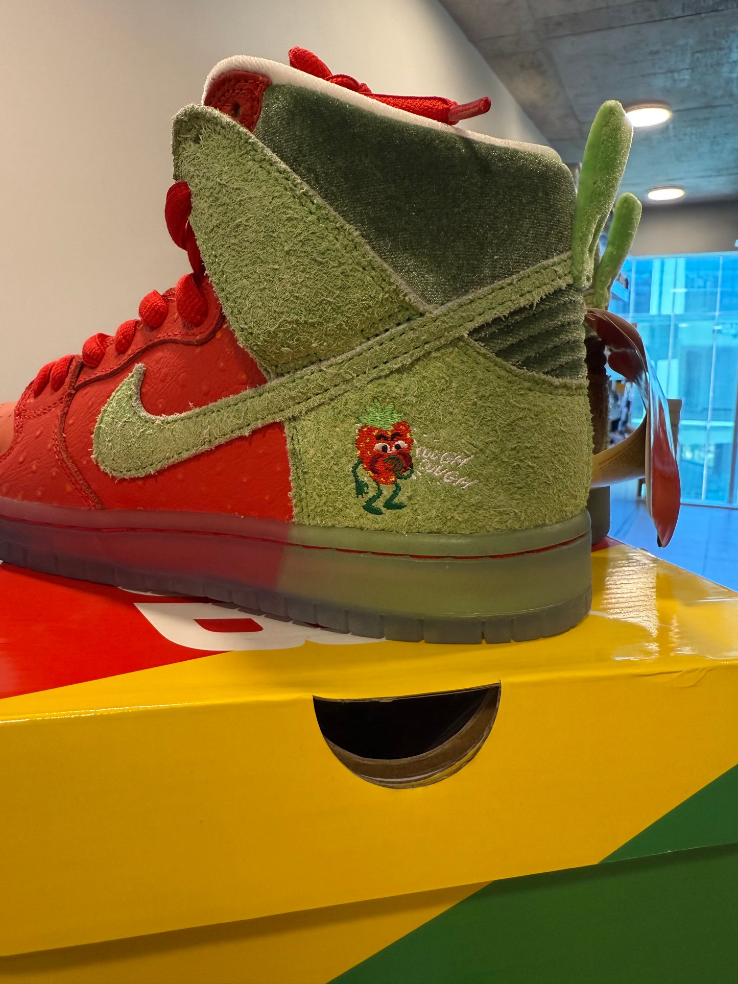 Nike SB Dunk High Strawberry Cough