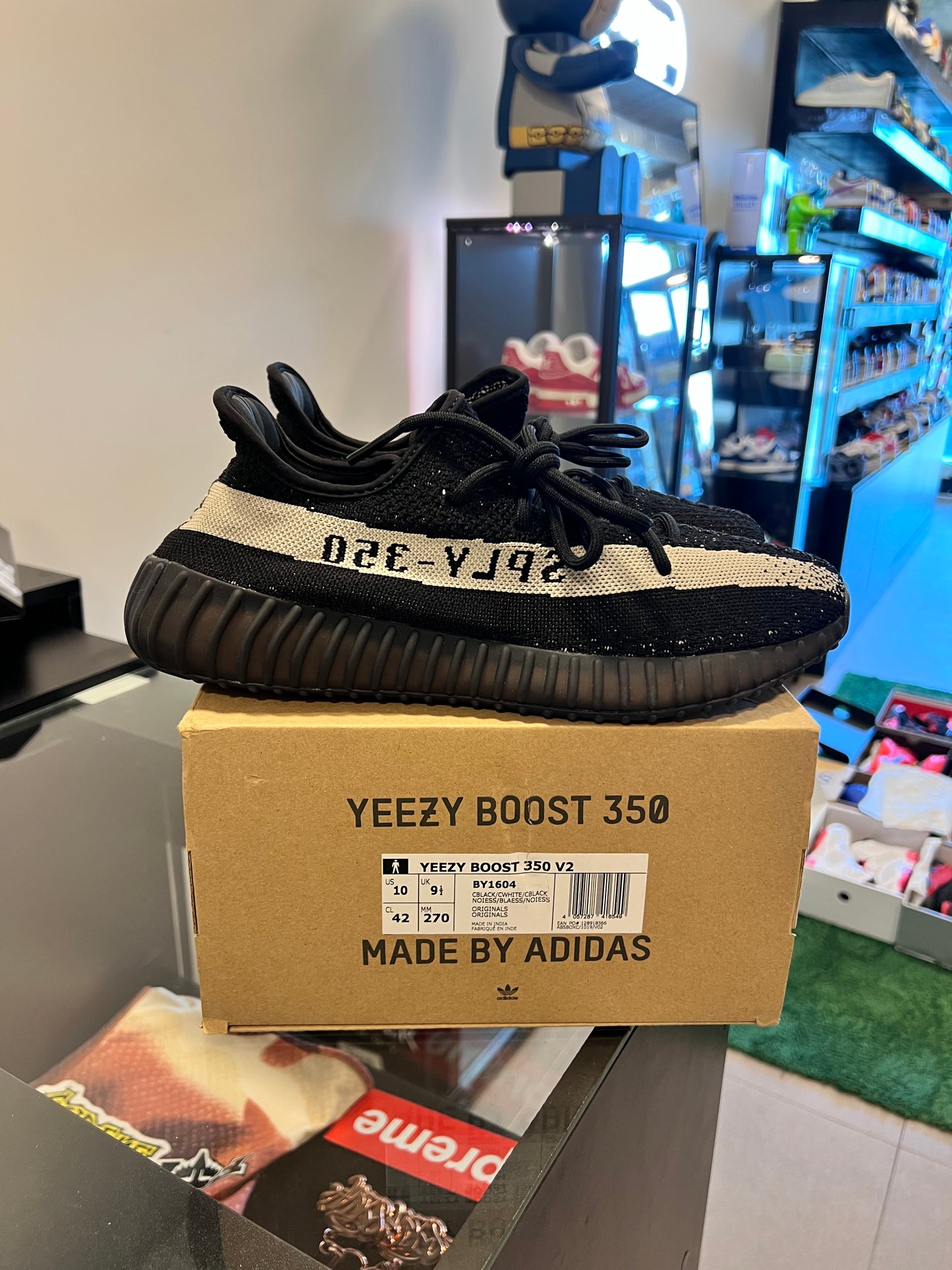 adidas Yeezy Boost 350 V2
Core Black White