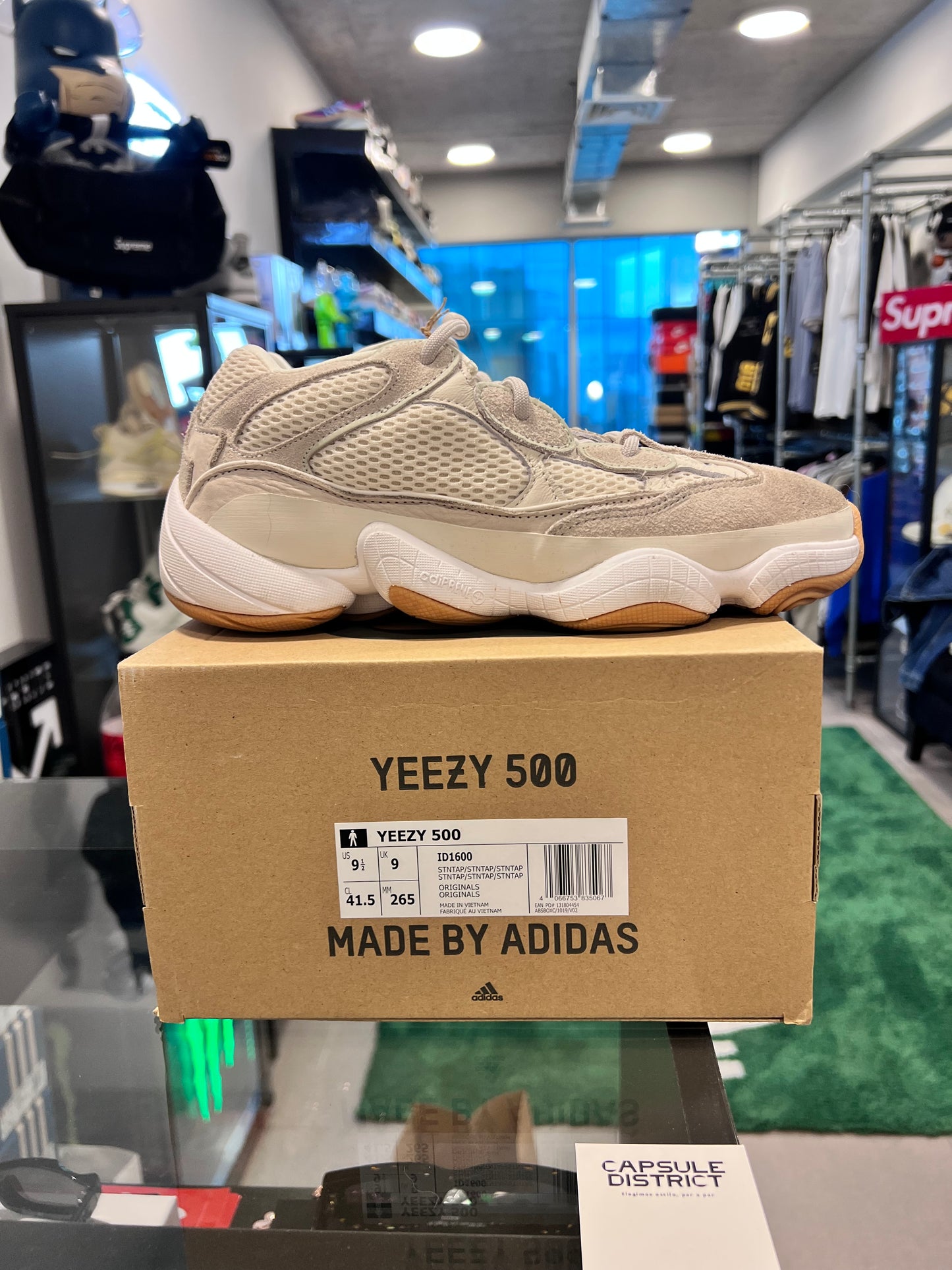adidas Yeezy 500
Stone Taupe