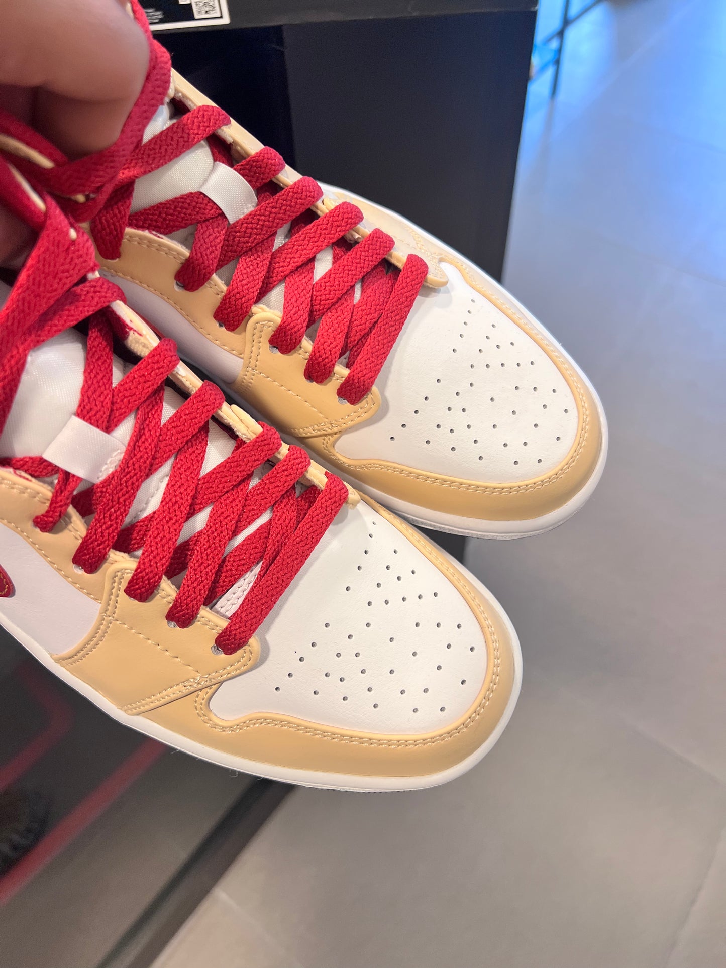 Jordan 1 Mid
Light Curry Cardinal