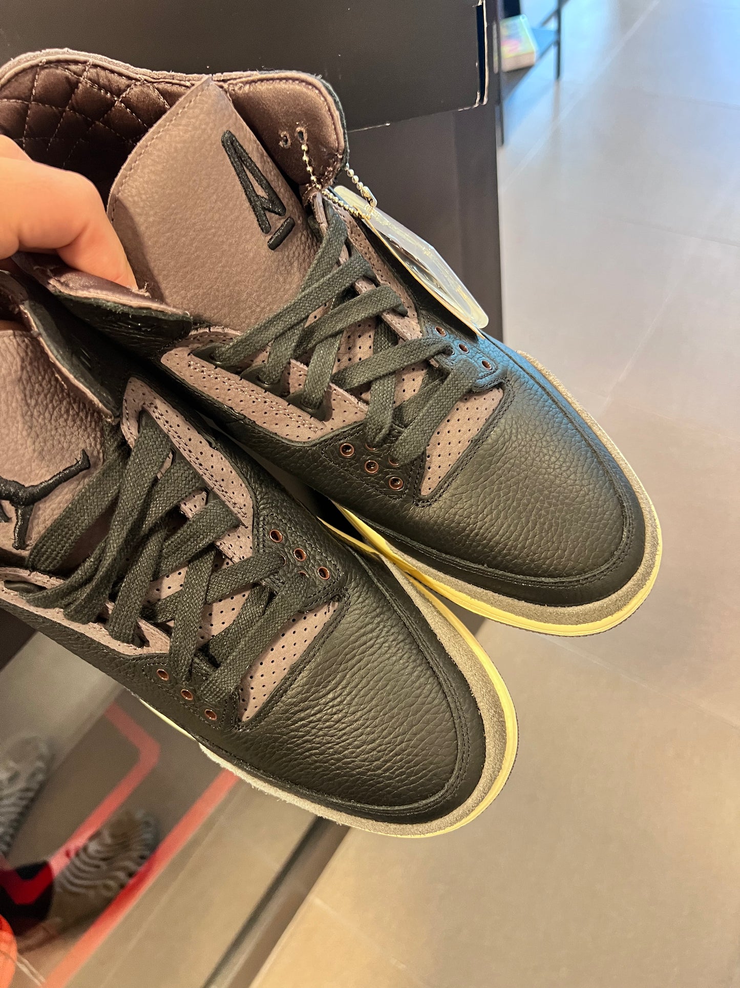 Jordan 3 Retro OG SP
A Ma Maniére While You Were Sleeping (Women's)