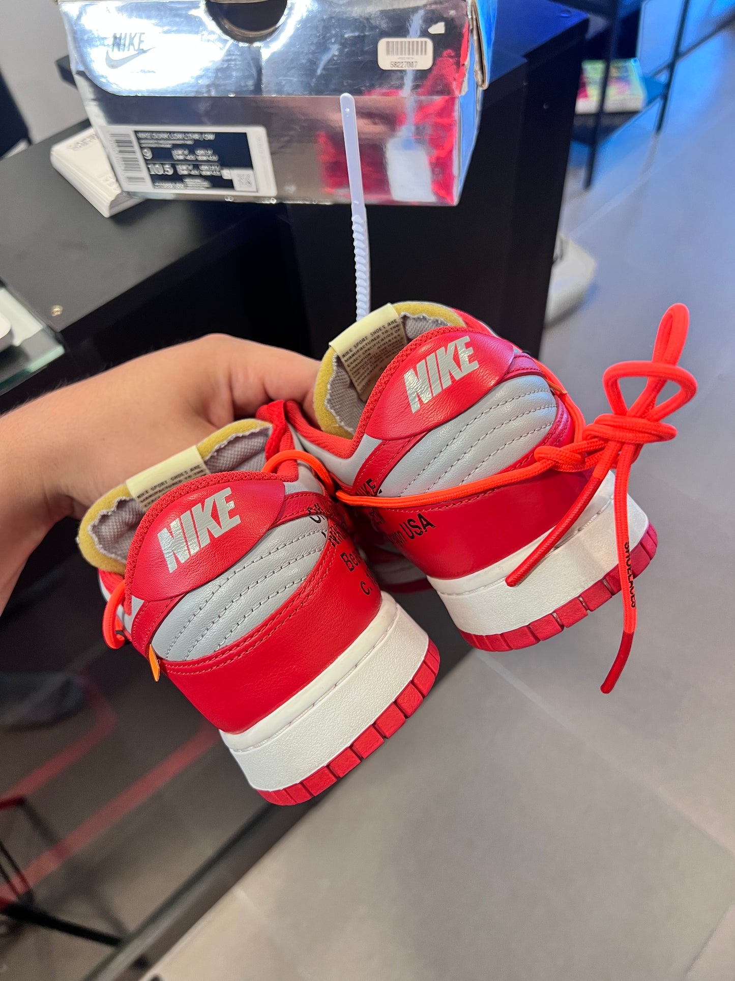 Nike Dunk Low
Off-White University Red