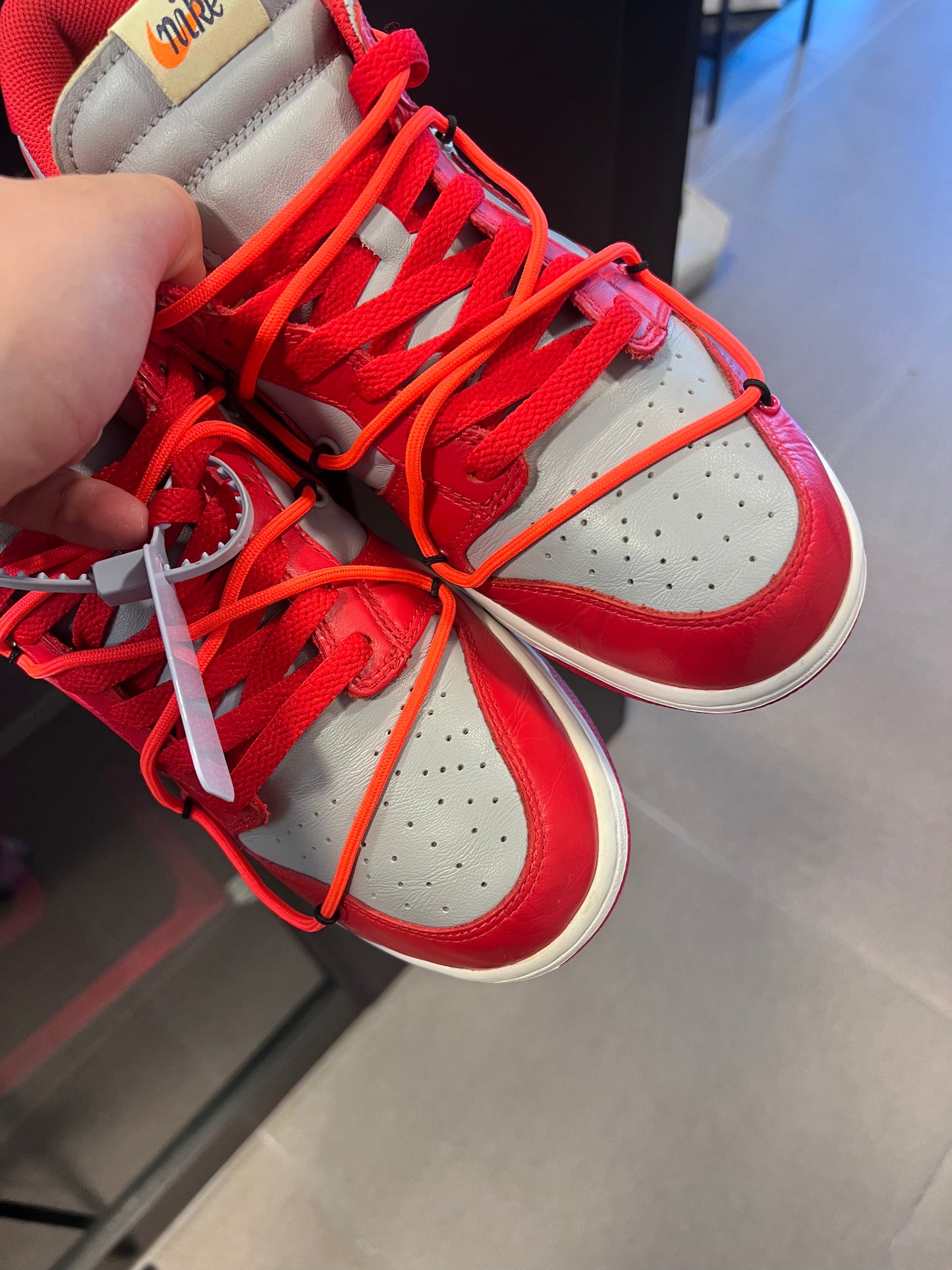 Nike Dunk Low
Off-White University Red