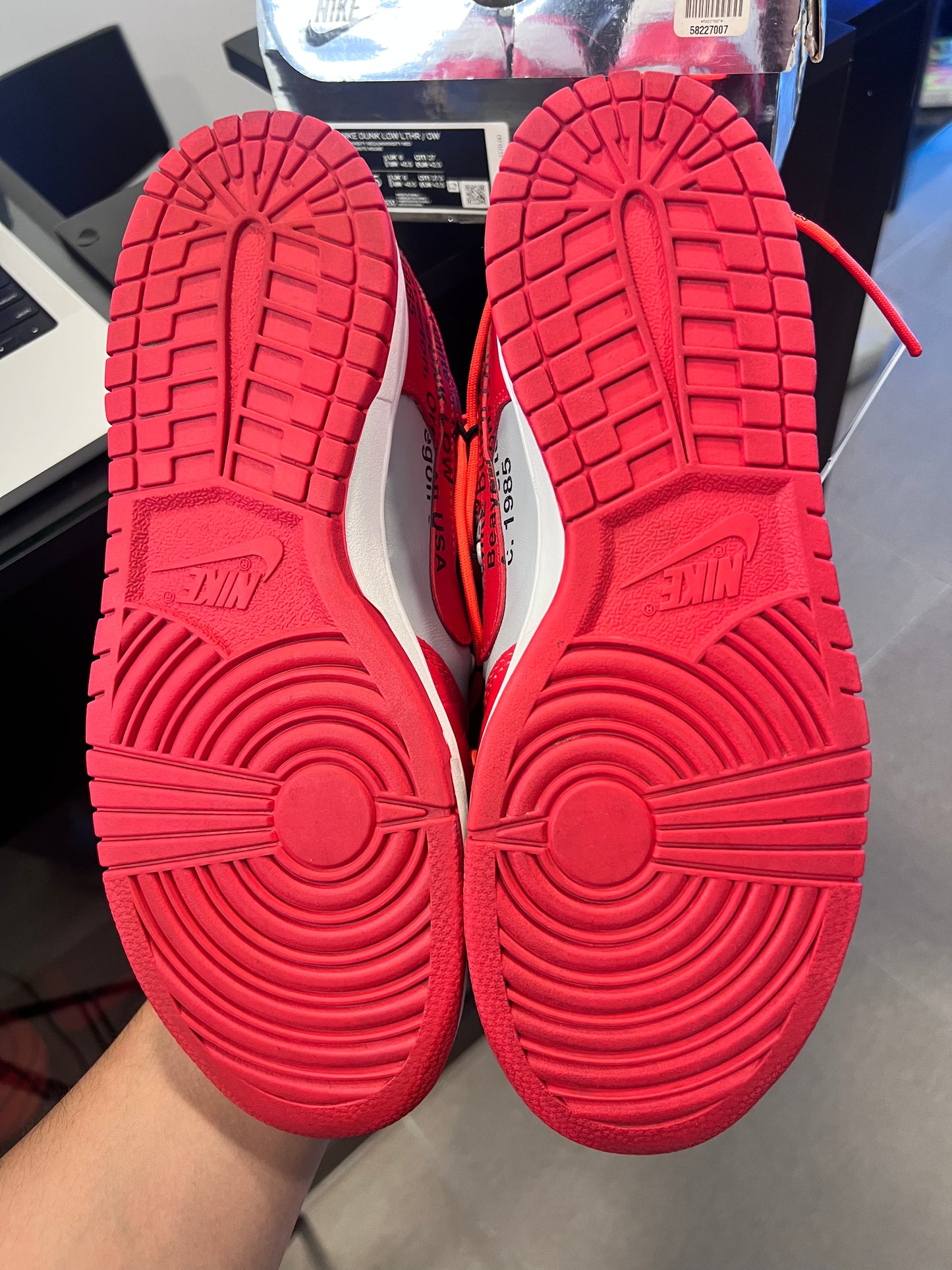 Nike Dunk Low
Off-White University Red