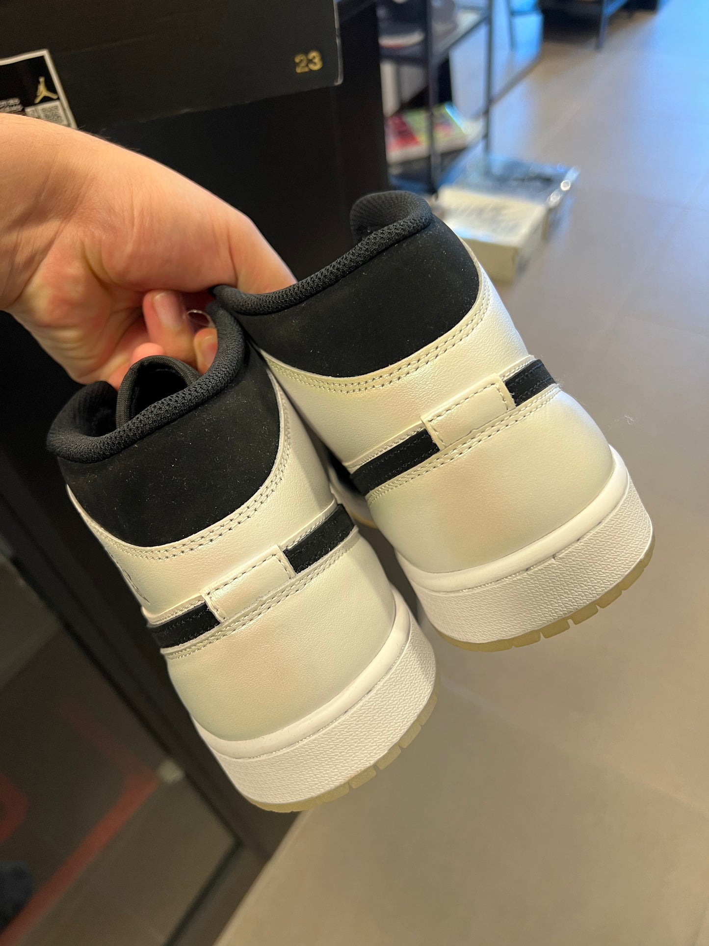 Jordan 1 Mid
Diamond Shorts