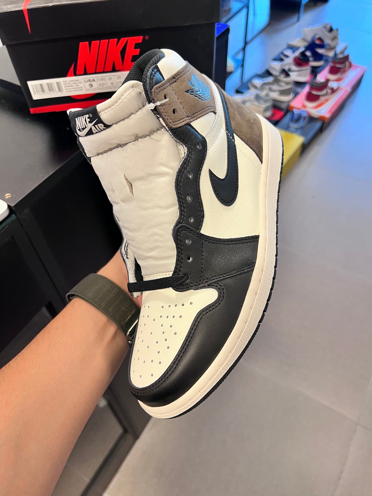 Jordan 1 Retro High
Dark Mocha