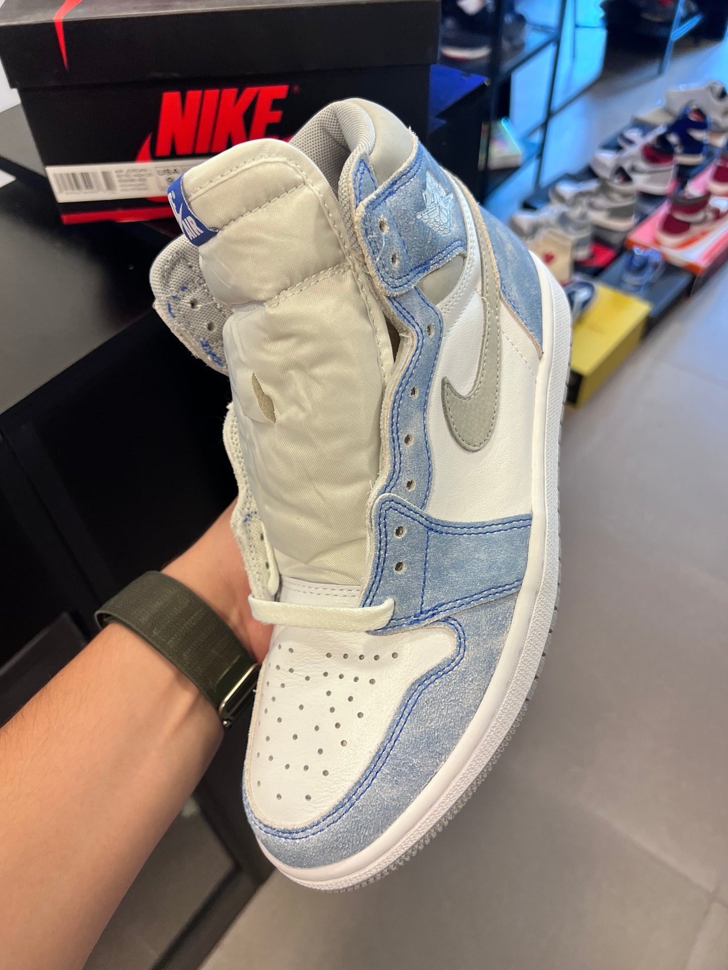 Jordan 1 Retro High
Hyper Royal Smoke Grey