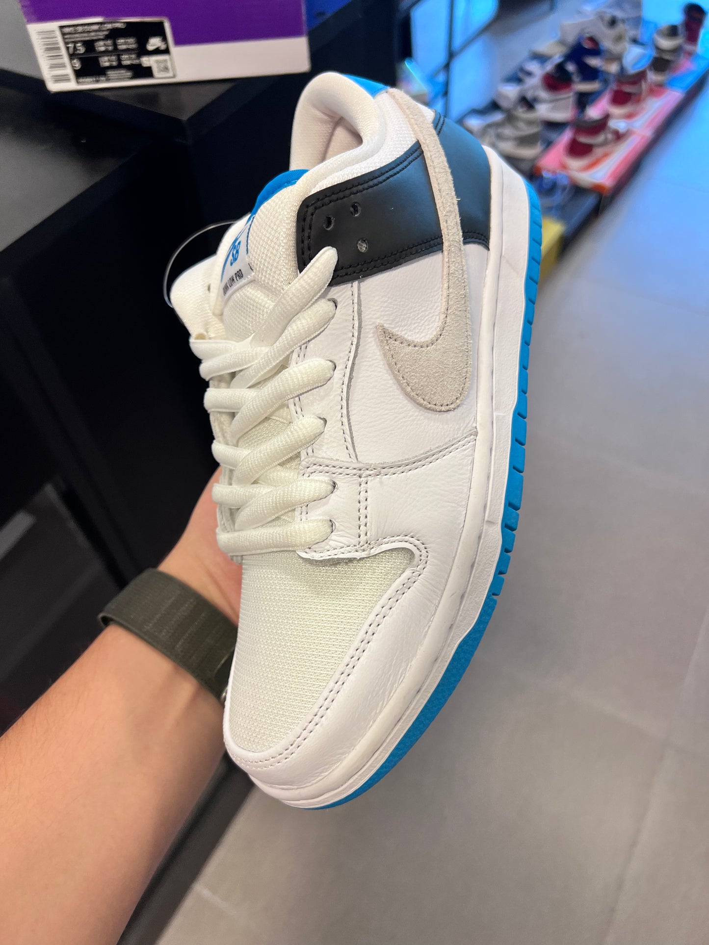 Nike SB Dunk Low
Laser Blue