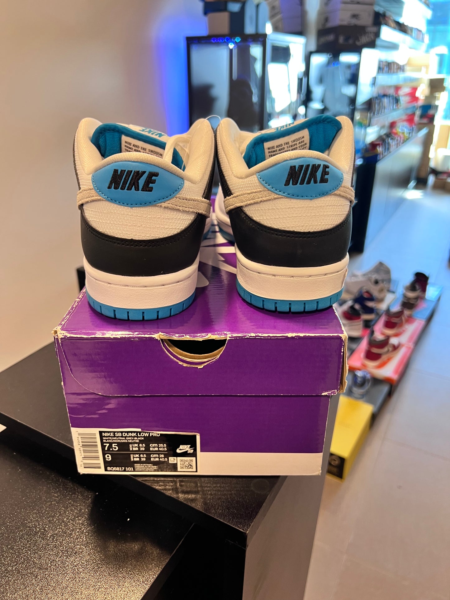 Nike SB Dunk Low
Laser Blue