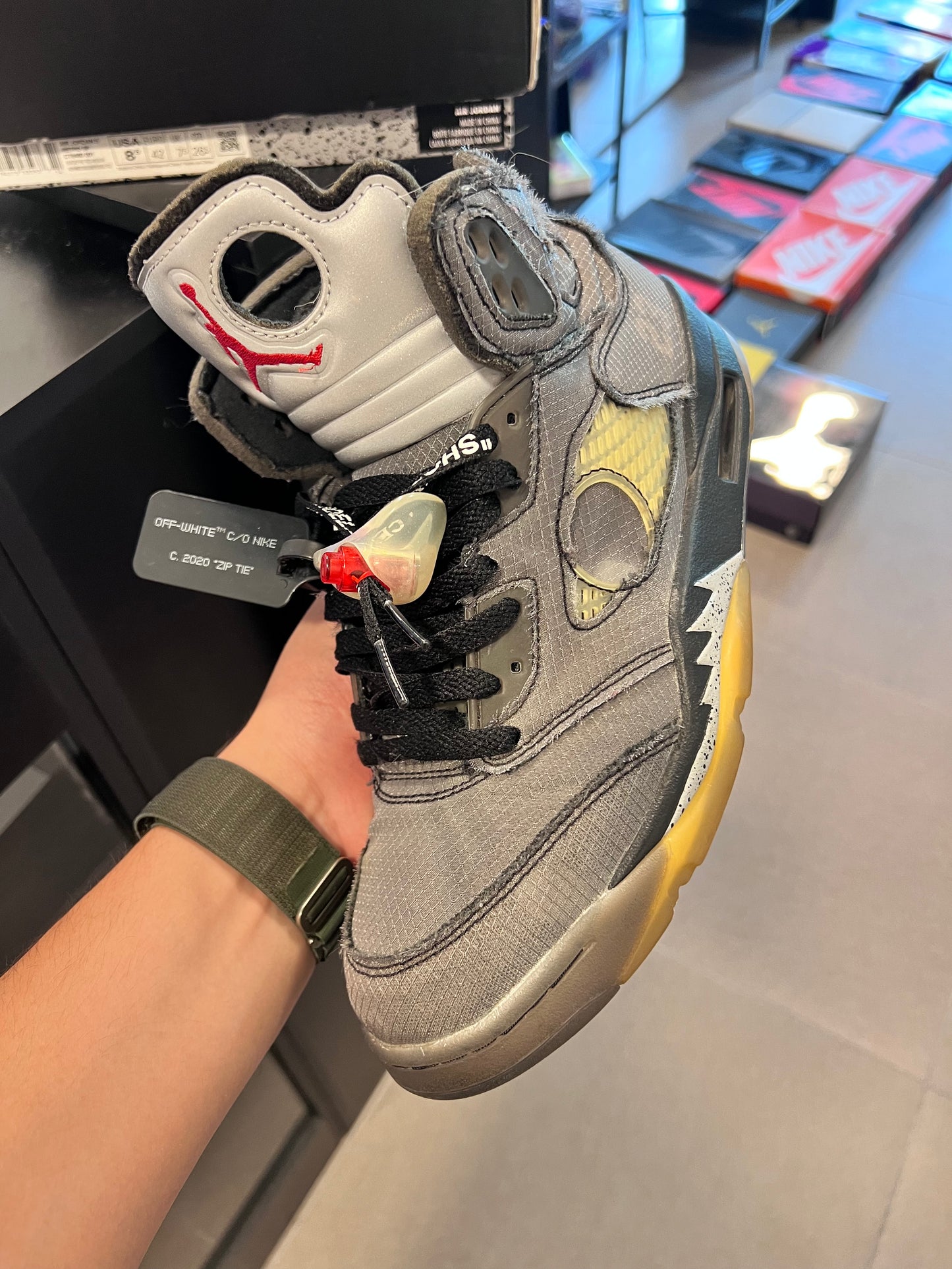 Jordan 5 Retro
Off-White Muslin