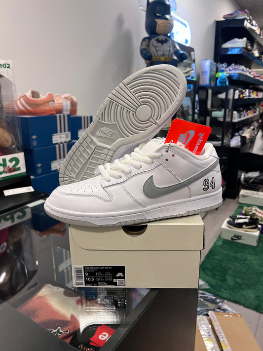 Nike SB Dunk Low
Supreme 94 White Metallic Silver