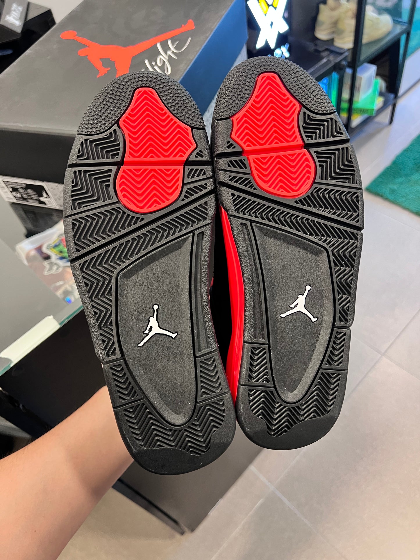 Jordan 4 Retro
Red Thunder