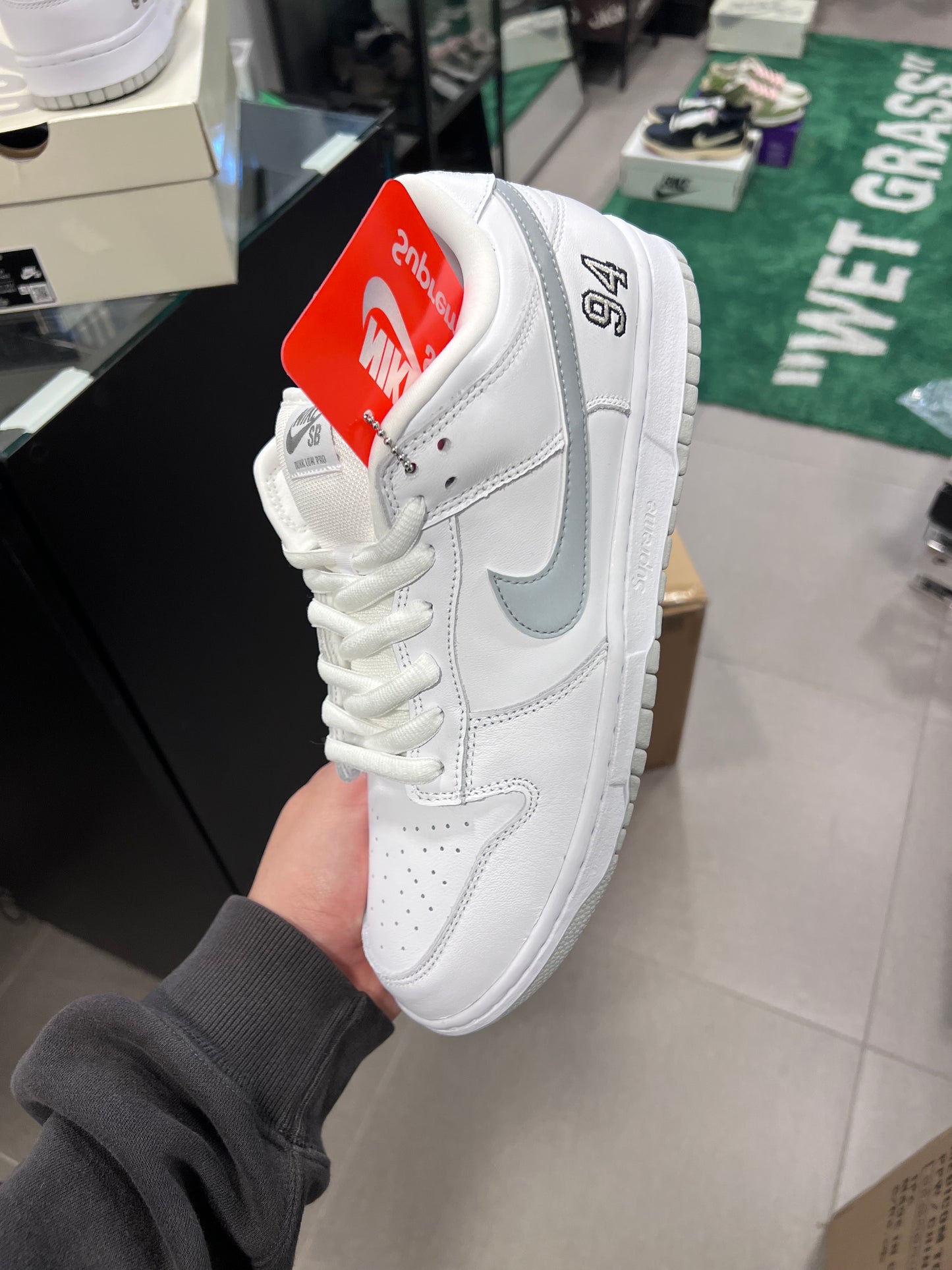 Nike SB Dunk Low
Supreme 94 White Metallic Silver