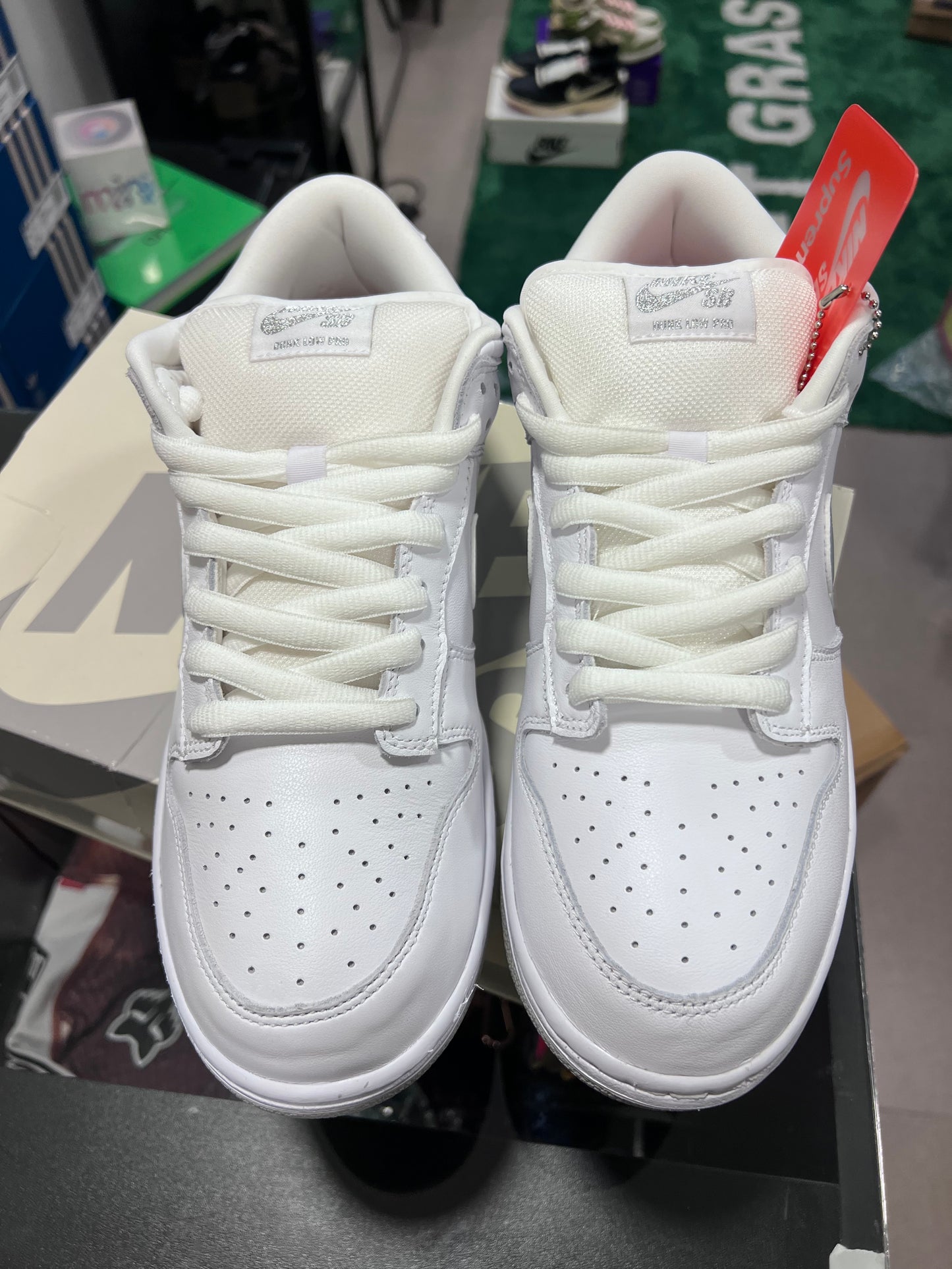 Nike SB Dunk Low
Supreme 94 White Metallic Silver