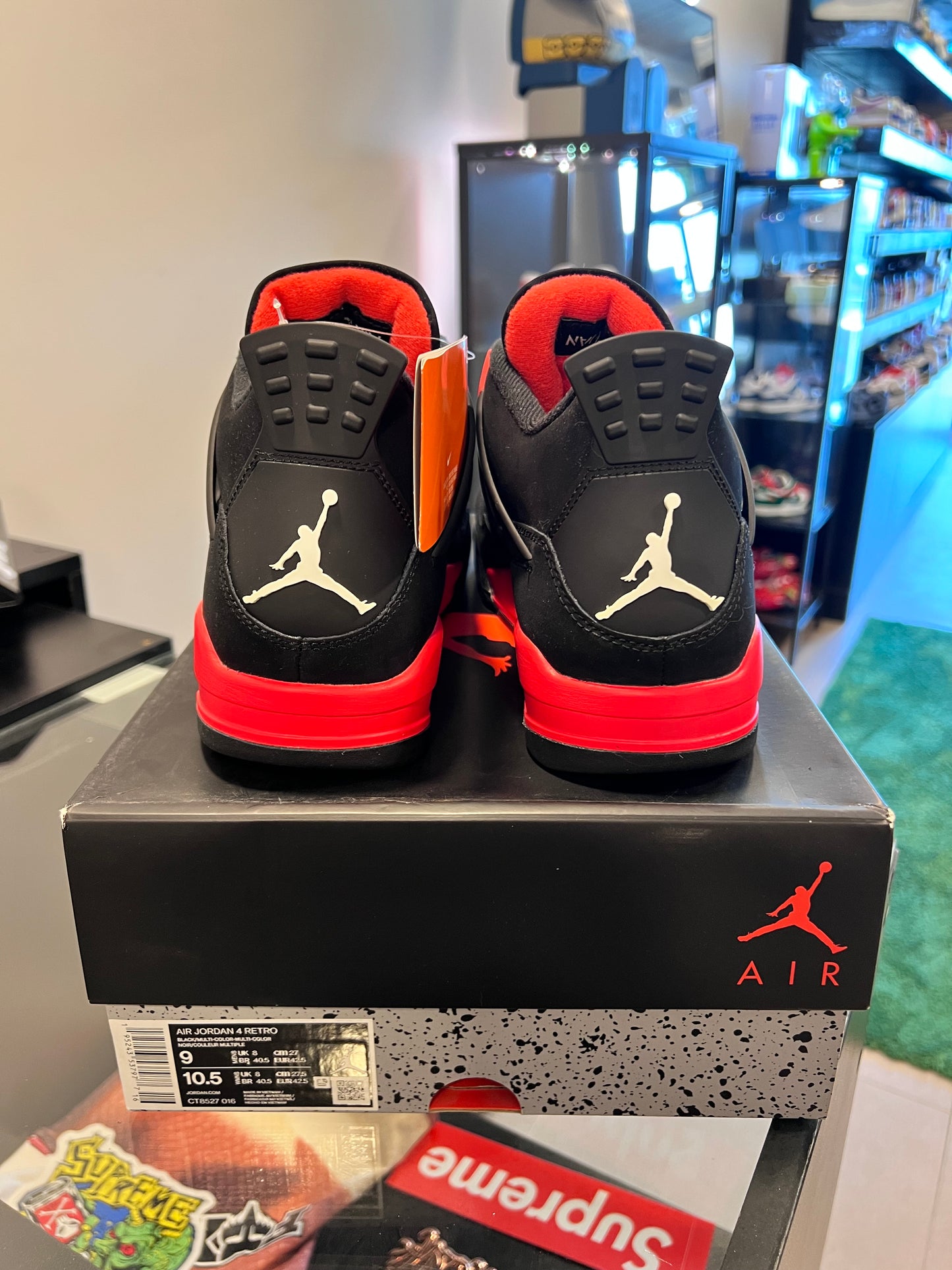 Jordan 4 Retro
Red Thunder