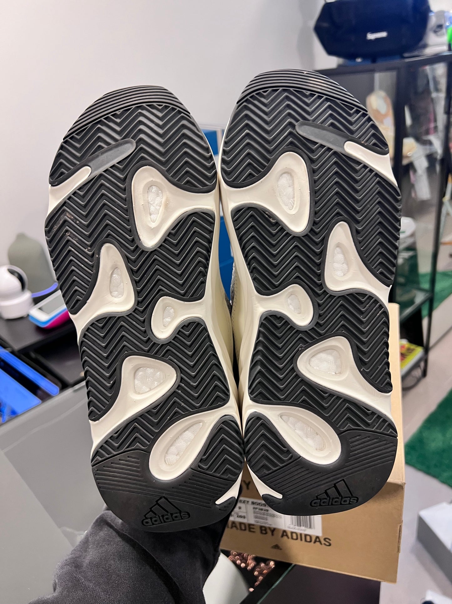 adidas Yeezy Boost 700 V2
Static