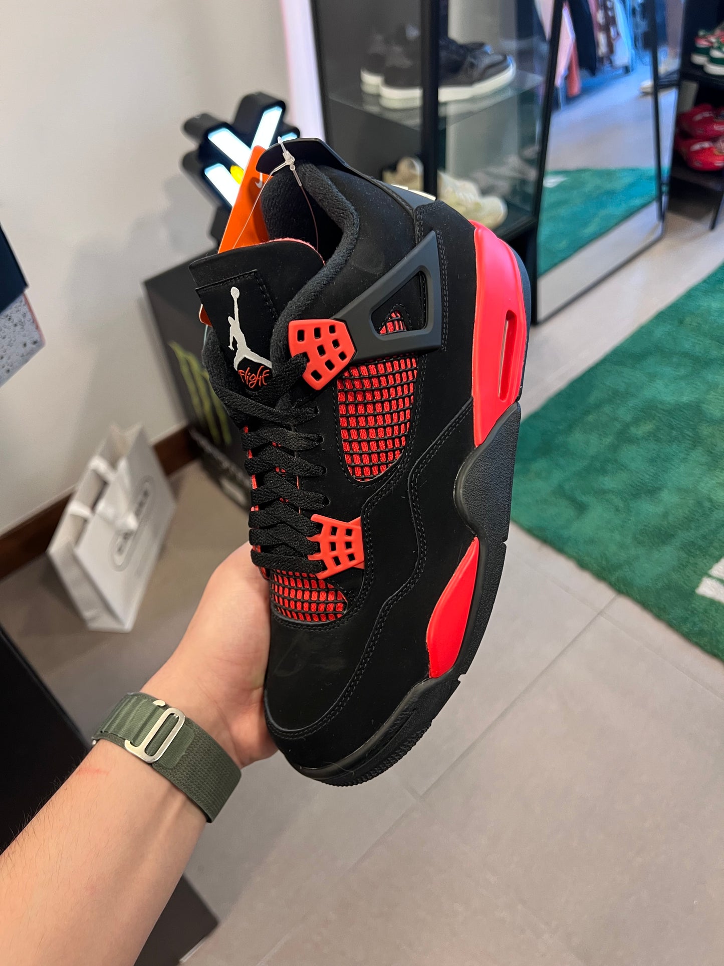 Jordan 4 Retro
Red Thunder