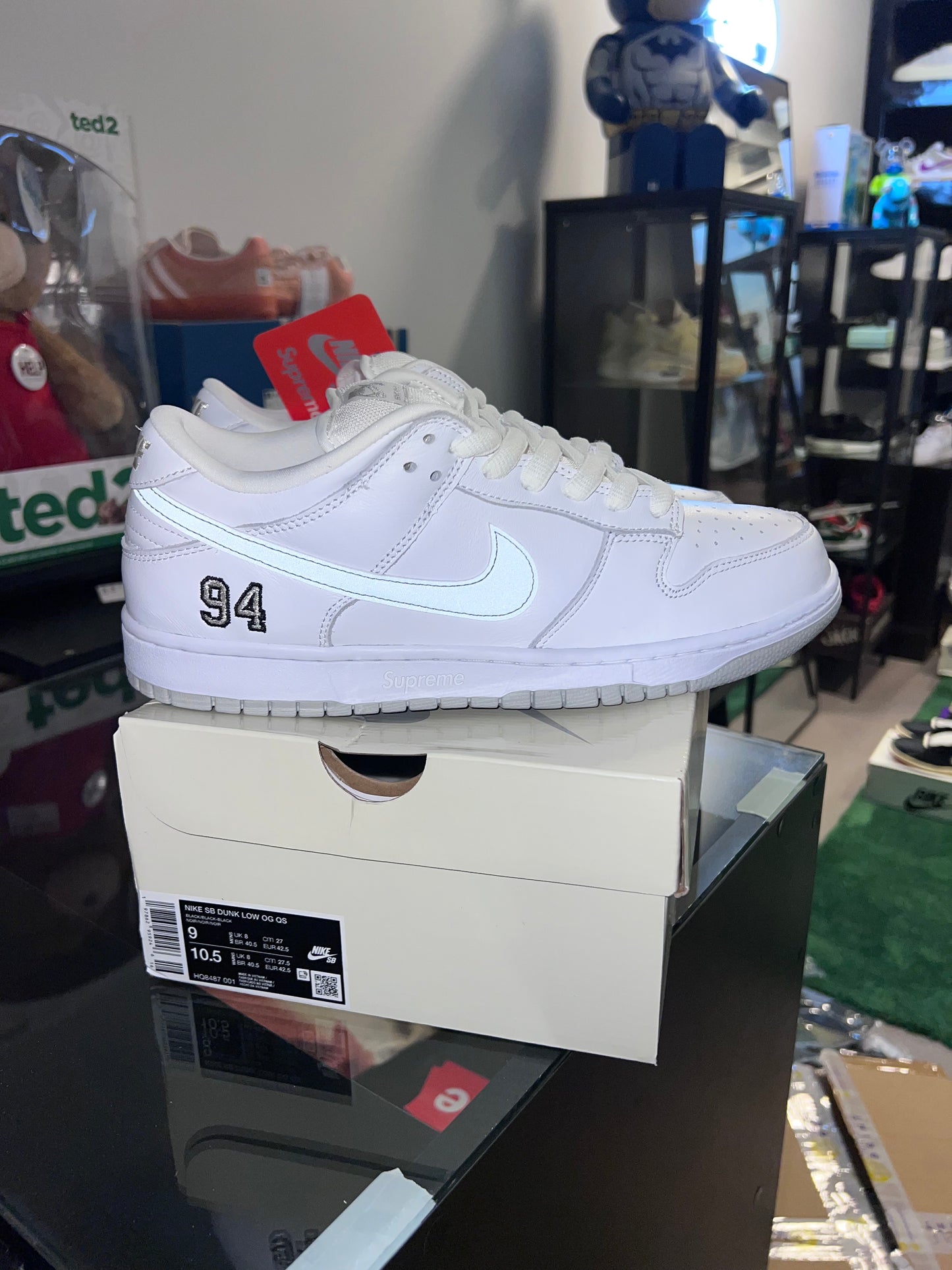 Nike SB Dunk Low
Supreme 94 White Metallic Silver