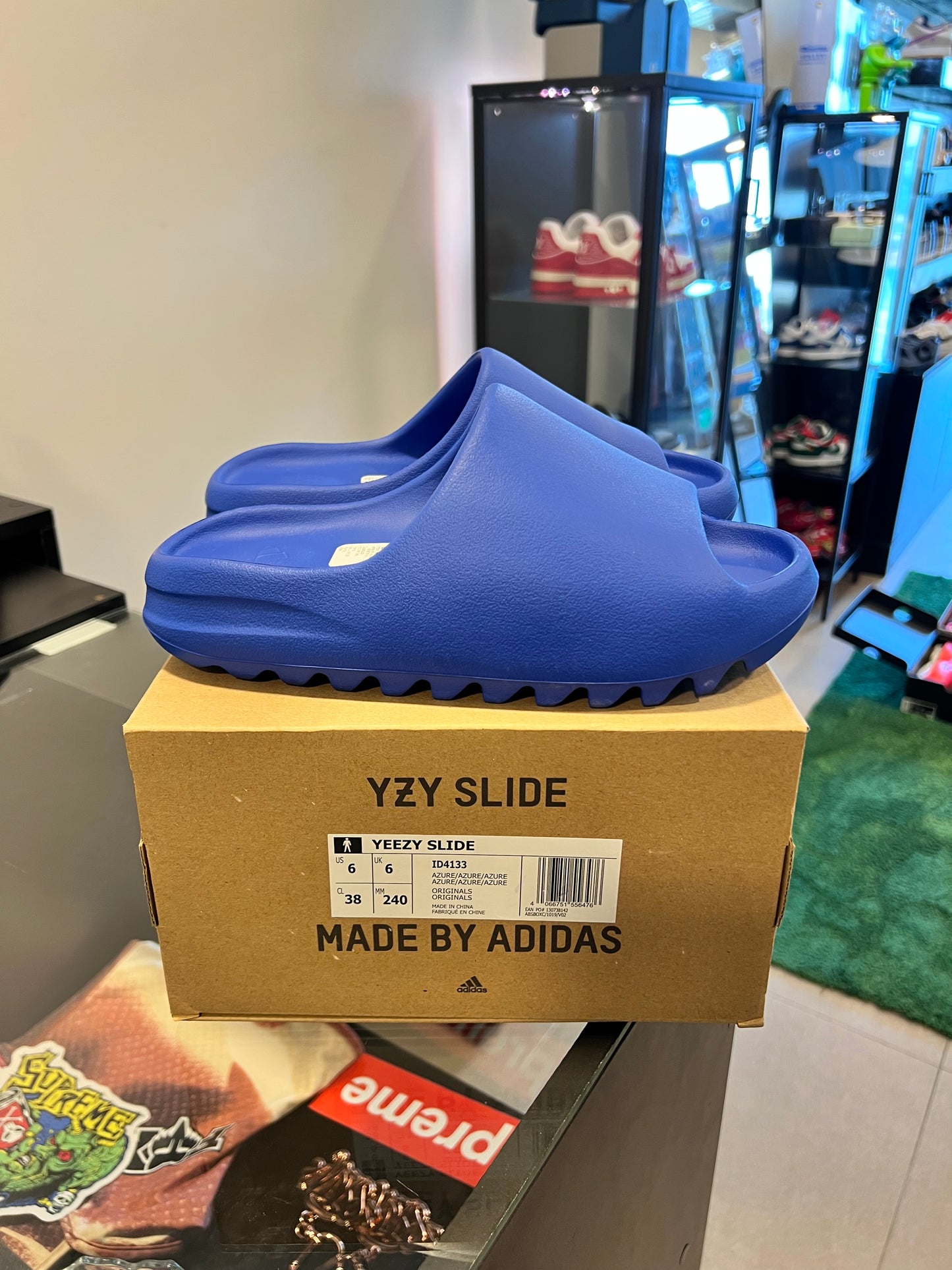 adidas Yeezy Slide
Azure
