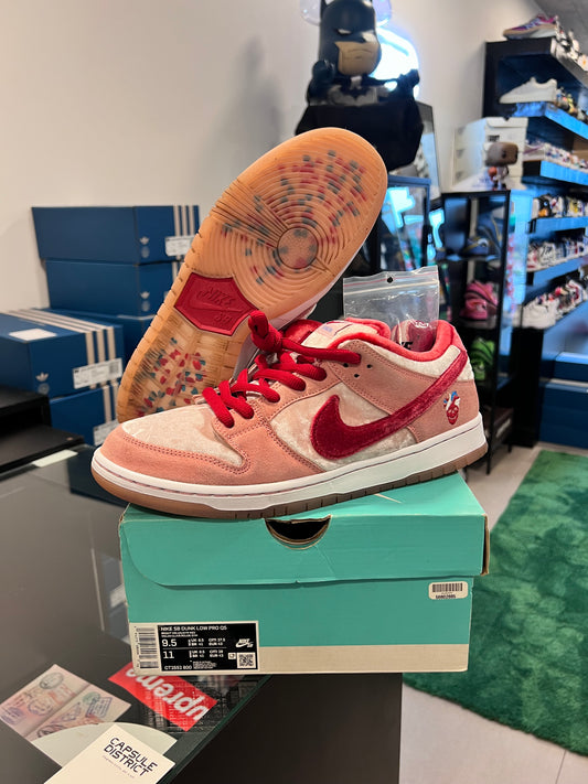 Nike SB Dunk Low
StrangeLove Skateboards