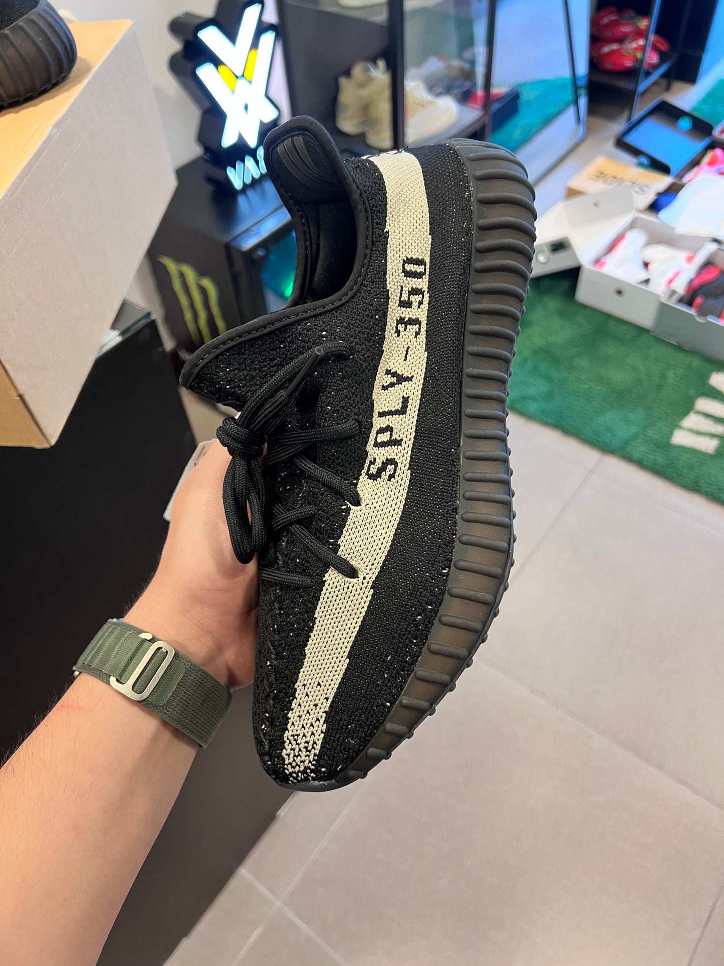 adidas Yeezy Boost 350 V2
Core Black White