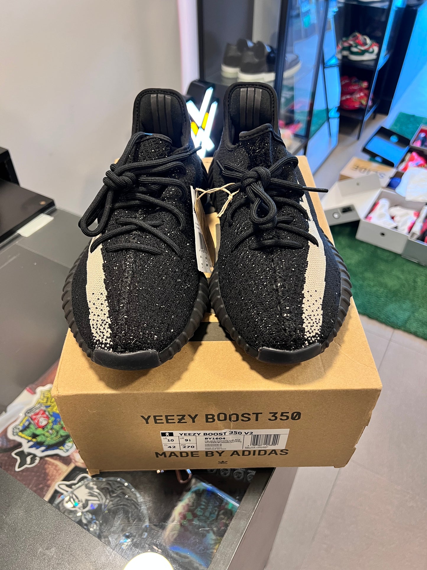 adidas Yeezy Boost 350 V2
Core Black White