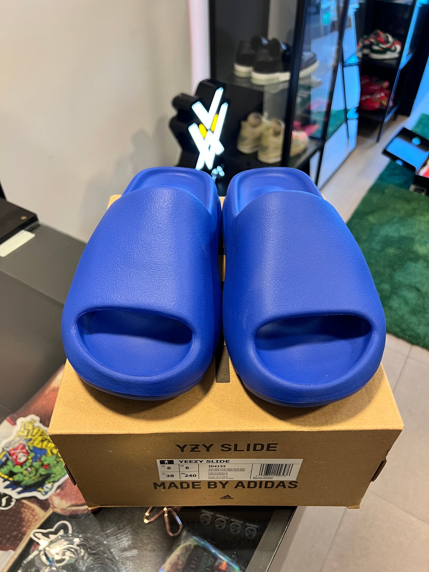 adidas Yeezy Slide
Azure