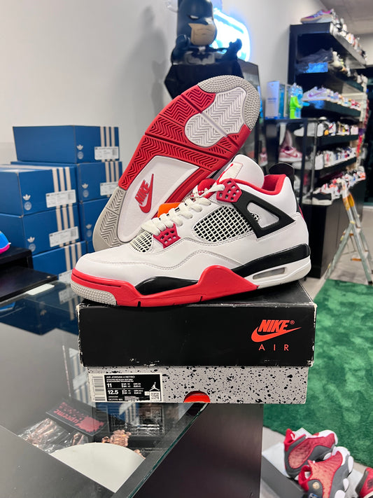 Jordan 4 Retro
Fire Red (2020)