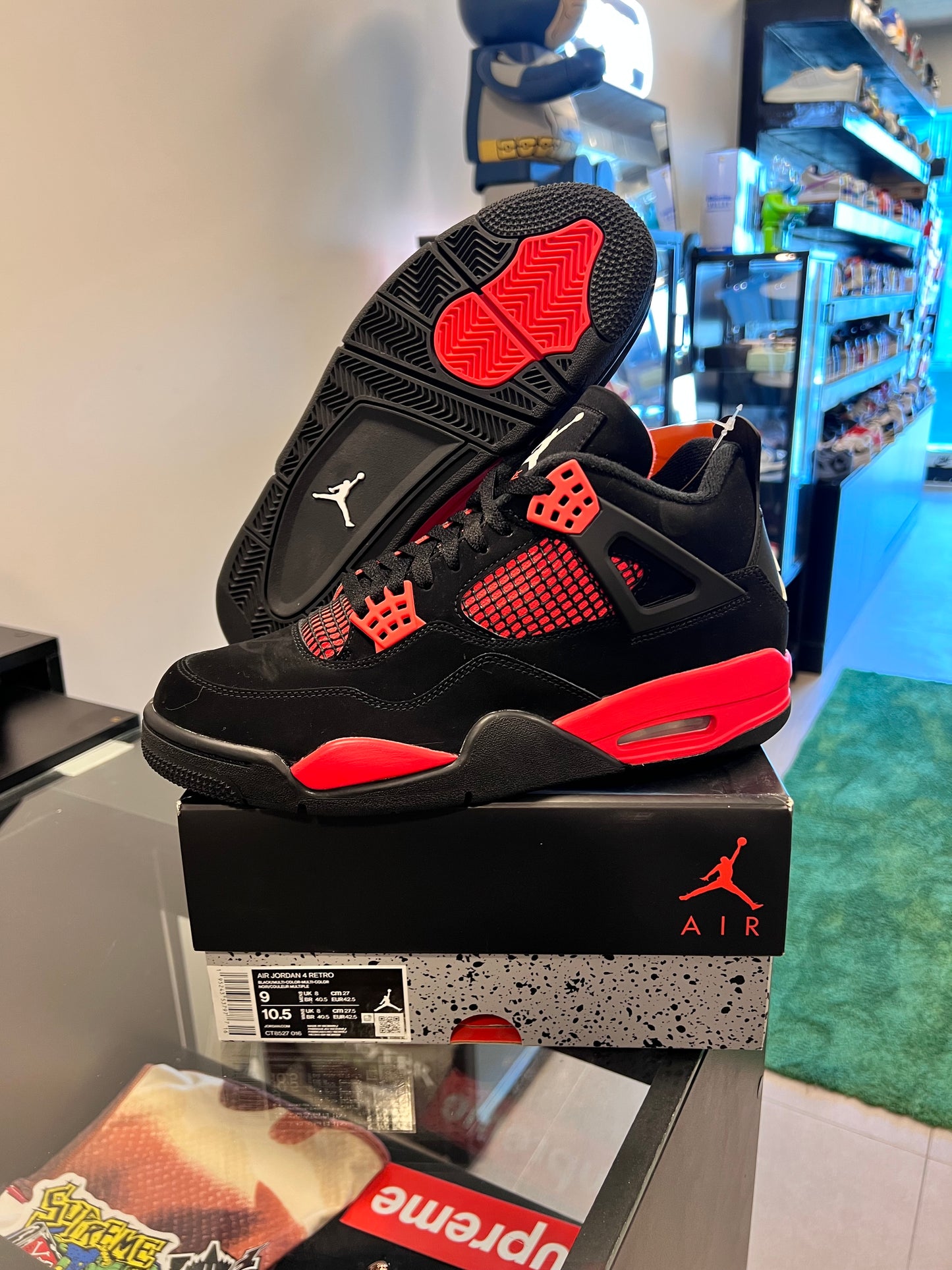 Jordan 4 Retro
Red Thunder