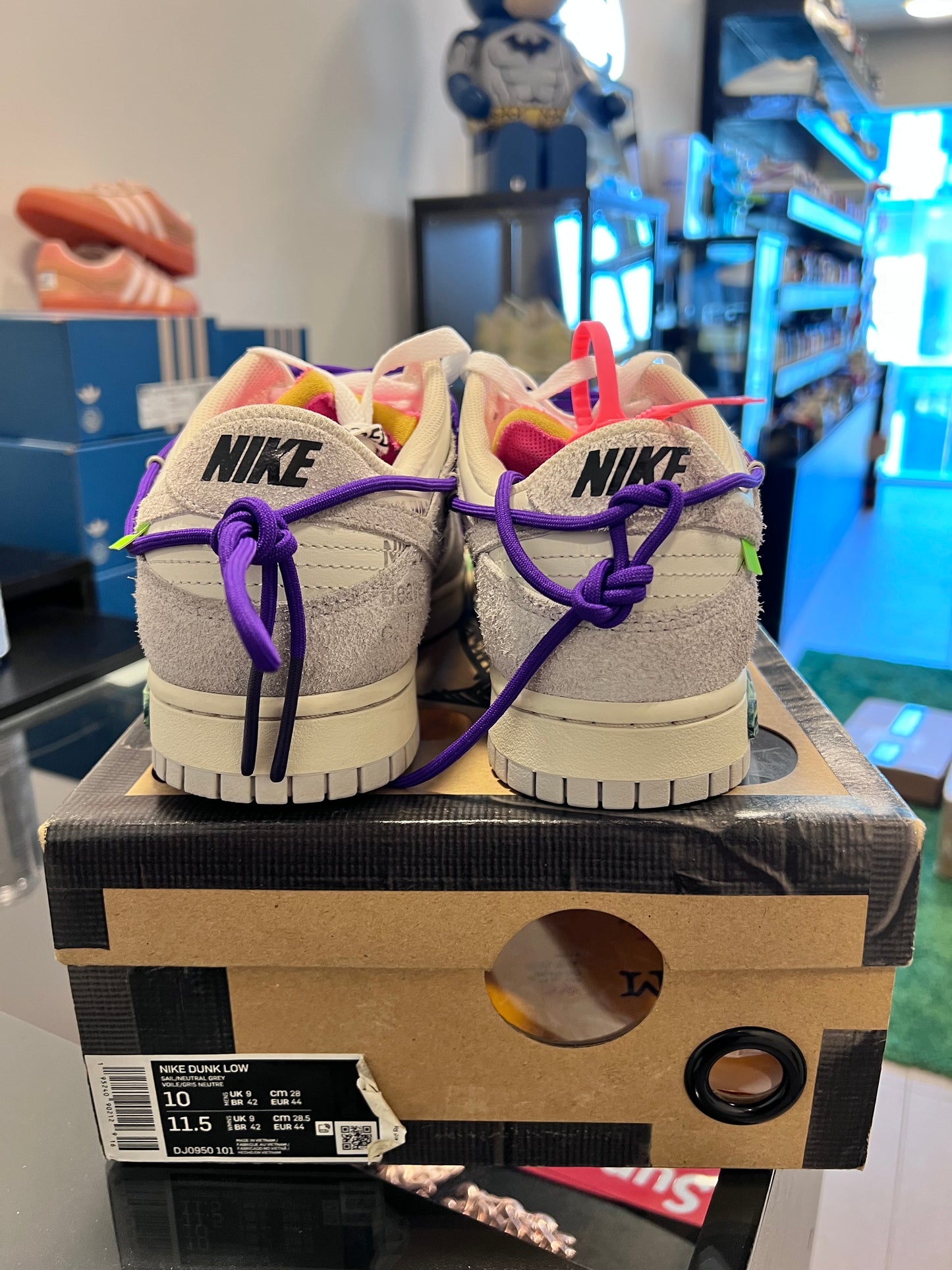 Nike Dunk Low
Off-White Lot 15