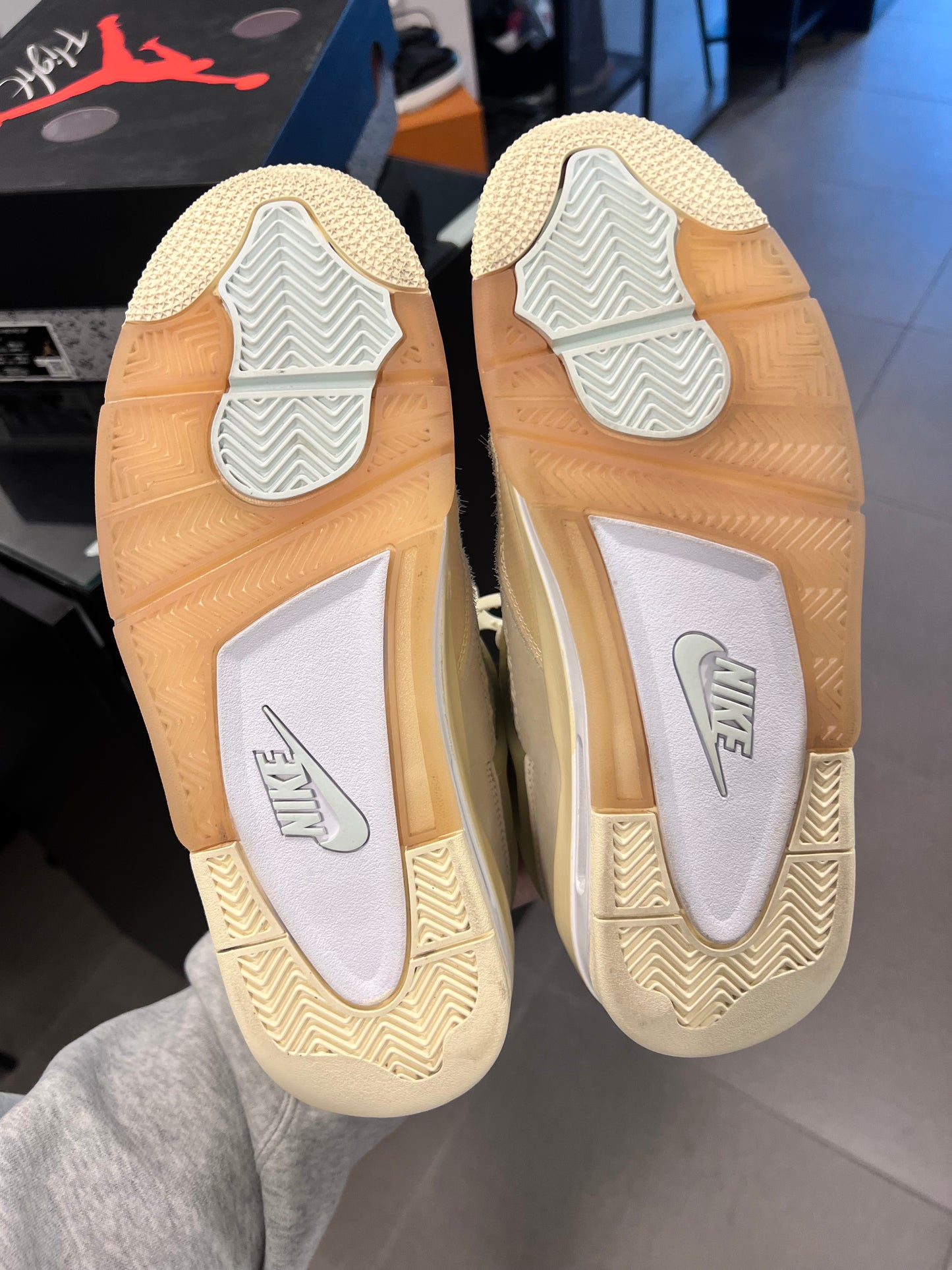 Jordan 4 Retro
Off-White Sail (Women's)