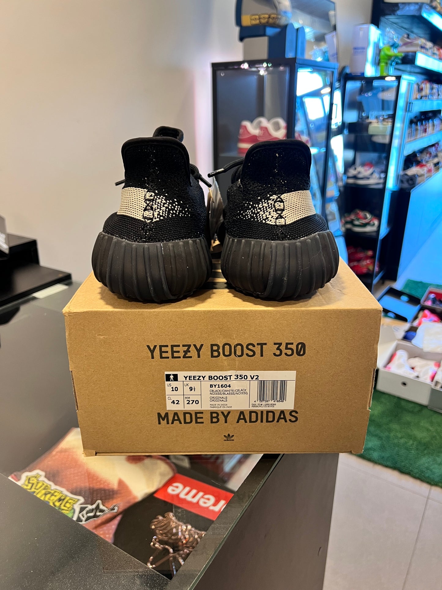 adidas Yeezy Boost 350 V2
Core Black White