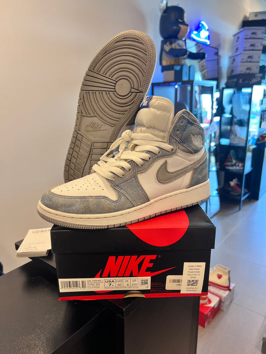 Jordan 1 Retro High
Hyper Royal Smoke Grey (GS)