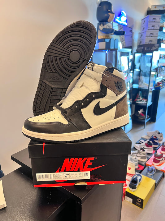 Jordan 1 Retro High
Dark Mocha