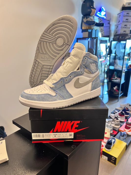 Jordan 1 Retro High
Hyper Royal Smoke Grey