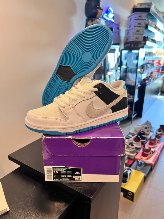 Nike SB Dunk Low
Laser Blue