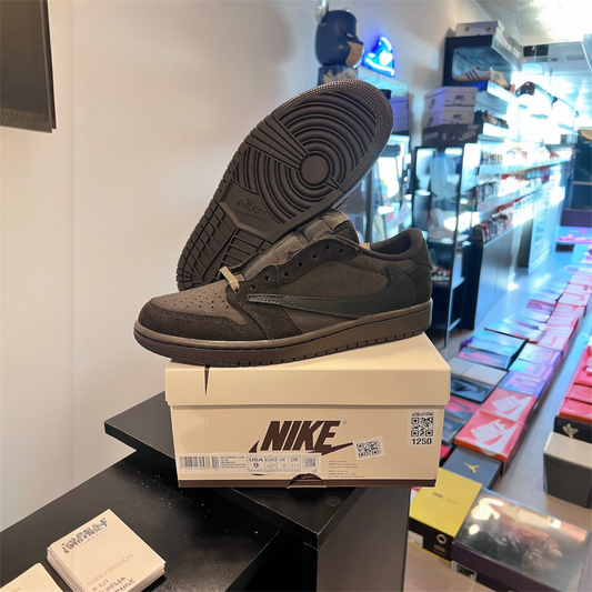 Jordan 1 Retro Low OG SP
Travis Scott Velvet Brown